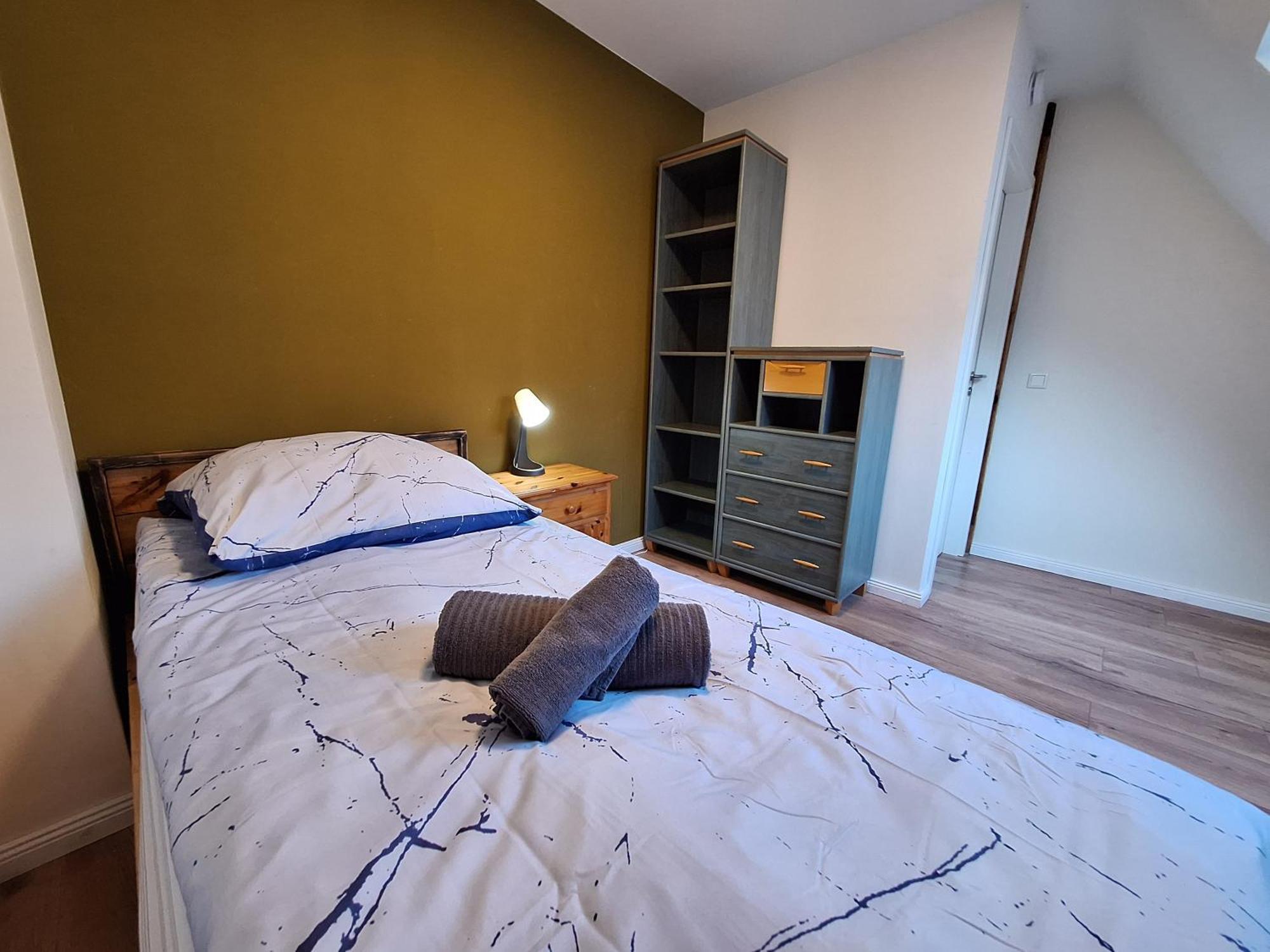 Gross, 8 Personen, 5 Zimmer, 2 Baeder *